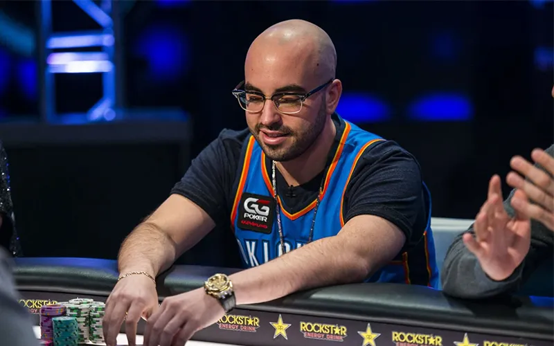 Q♠ ở turn không chỉ giúp Kenney thắng ván bài